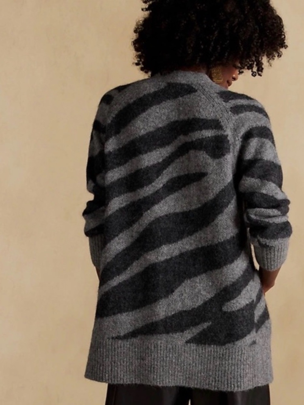 Banana Republic Sz M oversized grey/black alpaca blend zebra-print knit cardigan - Picture 2 of 13